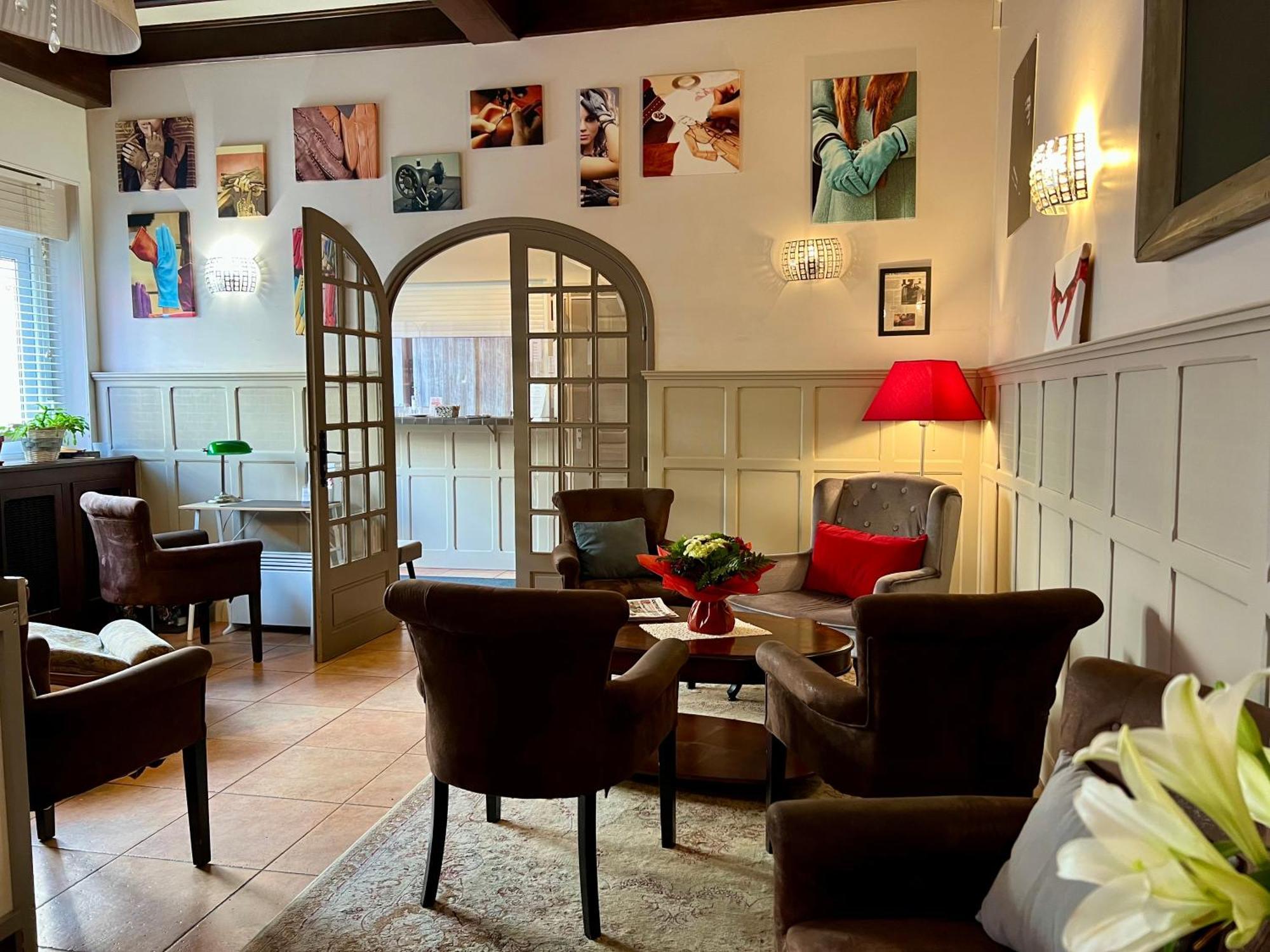 Logis Hotel Des Causses Millau Esterno foto