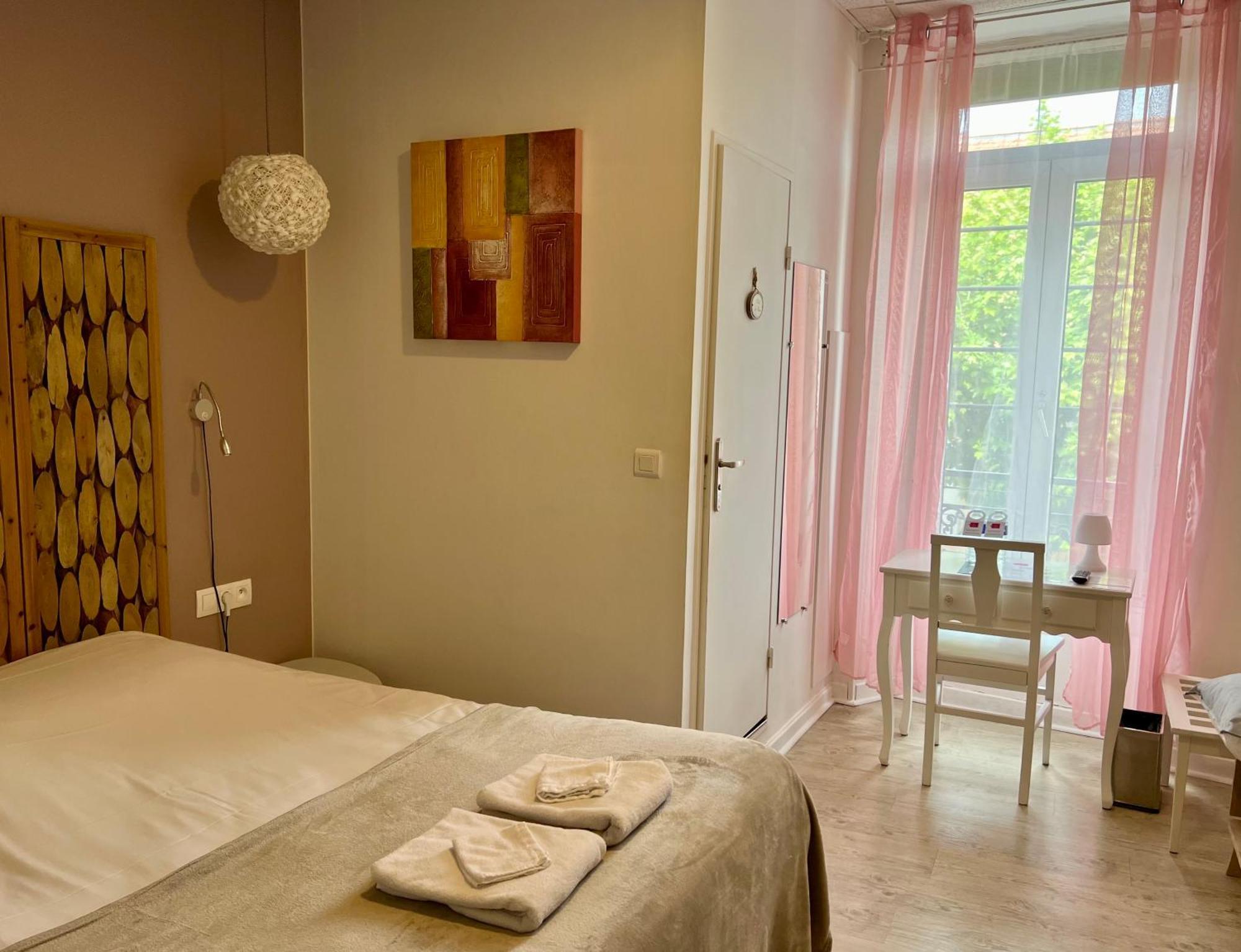 Logis Hotel Des Causses Millau Esterno foto